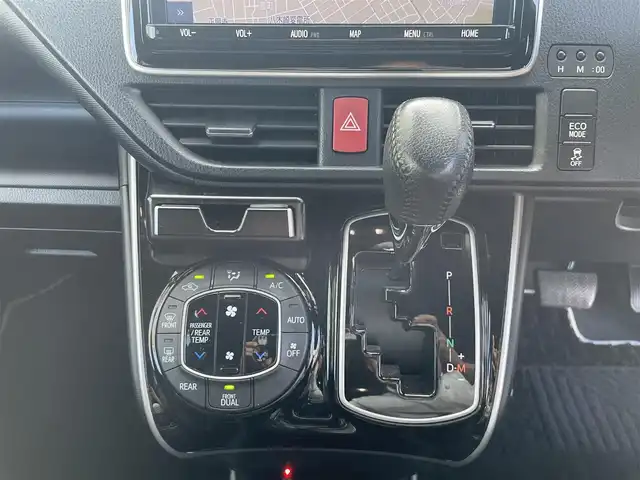 トヨタ ヴォクシー ZS 煌Ⅲ 埼玉県 2020(令2)年 5万km ブラック ・純正ナビ（AM/FM/CD/DVD/フルセグTV/BT/SD）/・ETC/・前後ドライブレコーダー/・両側パワースライドドア/・MTモード/・オートライト/・コーナーセンサー/・バックカメラ/・レーンアシスト/・衝突防止システム/・横滑り防止装置/・シートカバー/・スペアキー×1/・保証書/・取扱説明書