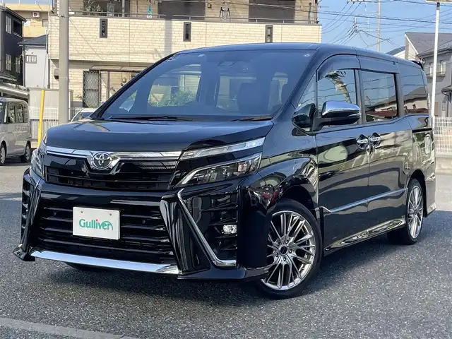 トヨタ ヴォクシー ZS 煌Ⅲ 埼玉県 2020(令2)年 5万km ブラック ・純正ナビ（AM/FM/CD/DVD/フルセグTV/BT/SD）/・ETC/・前後ドライブレコーダー/・両側パワースライドドア/・MTモード/・オートライト/・コーナーセンサー/・バックカメラ/・レーンアシスト/・衝突防止システム/・横滑り防止装置/・シートカバー/・スペアキー×1/・保証書/・取扱説明書