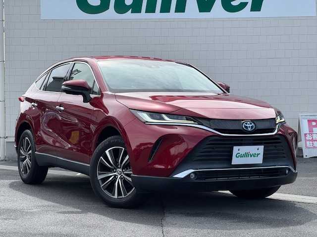 トヨタ ハリアー ハイブリッド G 静岡県 2020(令2)年 0.7万km センシュアルレッドマイカ ●純正12.3インチディスプレイオーディオ(ナビ機能付き)/(フルセグ/Bluetooth/AUX/USB)/●JBLサウンドシステム/●ハーフレザーシート/●運転席パワーシート/●バックカメラ/●レーダークルーズコントロール/●ブラインドスポットモニター/●トヨタセーフティセンス/●プリクラッシュセーフティ/●レーンキープアシスト/●前後クリアランスソナー/●電動パーキングブレーキ/●オートブレーキホールド/●LEDヘッドライト＆フォグランプ/●オートライト/●オートマチックハイビーム/●革巻きステアリング/●ステアリングスイッチ/●ETC2.0/●前方ドライブレコーダー/●デジタルインナーミラー/●パワーバックドア/●電動格納ウィンカーミラー/●置くだけ充電/●スマートキー/●プッシュスタート/●純正フロアマット/●純正18インチアルミホイール/●W＋サイド＋ニーSRS＋ABS/●車両取扱説明書/●ナビ取扱説明書