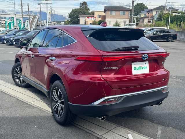 トヨタ ハリアー ハイブリッド G 静岡県 2020(令2)年 0.7万km センシュアルレッドマイカ ●純正12.3インチディスプレイオーディオ(ナビ機能付き)/(フルセグ/Bluetooth/AUX/USB)/●JBLサウンドシステム/●ハーフレザーシート/●運転席パワーシート/●バックカメラ/●レーダークルーズコントロール/●ブラインドスポットモニター/●トヨタセーフティセンス/●プリクラッシュセーフティ/●レーンキープアシスト/●前後クリアランスソナー/●電動パーキングブレーキ/●オートブレーキホールド/●LEDヘッドライト＆フォグランプ/●オートライト/●オートマチックハイビーム/●革巻きステアリング/●ステアリングスイッチ/●ETC2.0/●前方ドライブレコーダー/●デジタルインナーミラー/●パワーバックドア/●電動格納ウィンカーミラー/●置くだけ充電/●スマートキー/●プッシュスタート/●純正フロアマット/●純正18インチアルミホイール/●W＋サイド＋ニーSRS＋ABS/●車両取扱説明書/●ナビ取扱説明書