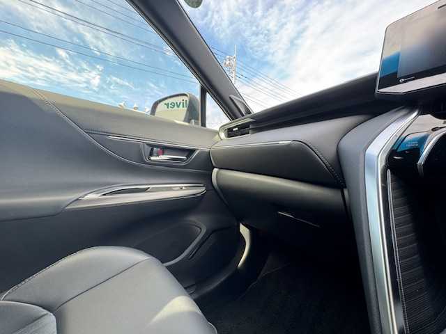 トヨタ ハリアー ハイブリッド G 静岡県 2020(令2)年 0.7万km センシュアルレッドマイカ ●純正12.3インチディスプレイオーディオ(ナビ機能付き)/(フルセグ/Bluetooth/AUX/USB)/●JBLサウンドシステム/●ハーフレザーシート/●運転席パワーシート/●バックカメラ/●レーダークルーズコントロール/●ブラインドスポットモニター/●トヨタセーフティセンス/●プリクラッシュセーフティ/●レーンキープアシスト/●前後クリアランスソナー/●電動パーキングブレーキ/●オートブレーキホールド/●LEDヘッドライト＆フォグランプ/●オートライト/●オートマチックハイビーム/●革巻きステアリング/●ステアリングスイッチ/●ETC2.0/●前方ドライブレコーダー/●デジタルインナーミラー/●パワーバックドア/●電動格納ウィンカーミラー/●置くだけ充電/●スマートキー/●プッシュスタート/●純正フロアマット/●純正18インチアルミホイール/●W＋サイド＋ニーSRS＋ABS/●車両取扱説明書/●ナビ取扱説明書