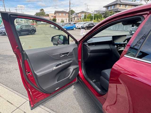 トヨタ ハリアー ハイブリッド G 静岡県 2020(令2)年 0.7万km センシュアルレッドマイカ ●純正12.3インチディスプレイオーディオ(ナビ機能付き)/(フルセグ/Bluetooth/AUX/USB)/●JBLサウンドシステム/●ハーフレザーシート/●運転席パワーシート/●バックカメラ/●レーダークルーズコントロール/●ブラインドスポットモニター/●トヨタセーフティセンス/●プリクラッシュセーフティ/●レーンキープアシスト/●前後クリアランスソナー/●電動パーキングブレーキ/●オートブレーキホールド/●LEDヘッドライト＆フォグランプ/●オートライト/●オートマチックハイビーム/●革巻きステアリング/●ステアリングスイッチ/●ETC2.0/●前方ドライブレコーダー/●デジタルインナーミラー/●パワーバックドア/●電動格納ウィンカーミラー/●置くだけ充電/●スマートキー/●プッシュスタート/●純正フロアマット/●純正18インチアルミホイール/●W＋サイド＋ニーSRS＋ABS/●車両取扱説明書/●ナビ取扱説明書