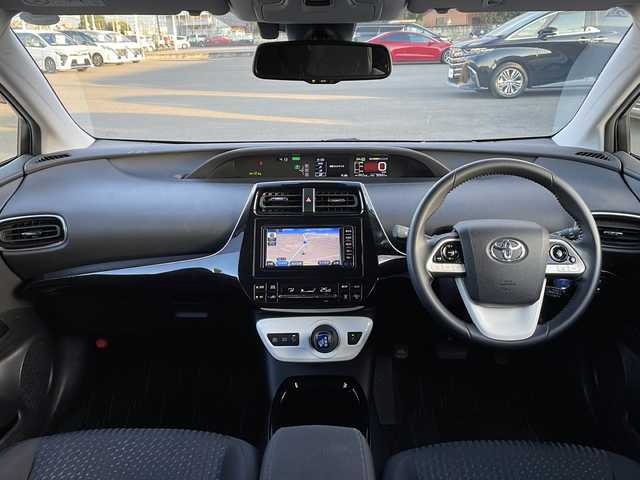 トヨタ プリウス A 茨城県 2019(平31)年 3.3万km シルバーM Toyota Safety Sense/純正SDナビ/Bluetooth接続/プリクラッシュセーフティ/ステアリング制御機能付レーンディパーチャーアラート/レーダークルーズコントロール/オートマチックハイビーム/インテリジェントパーキングアシスト/ビルトインETC/横滑り防止装置/ブラインドスポットモニター/LEDオートヘッドライト/フロントフォグライト/純正フロアマット/電格ミラー/スマートキー/コーナーセンサー/取扱説明書/保証書/記録簿