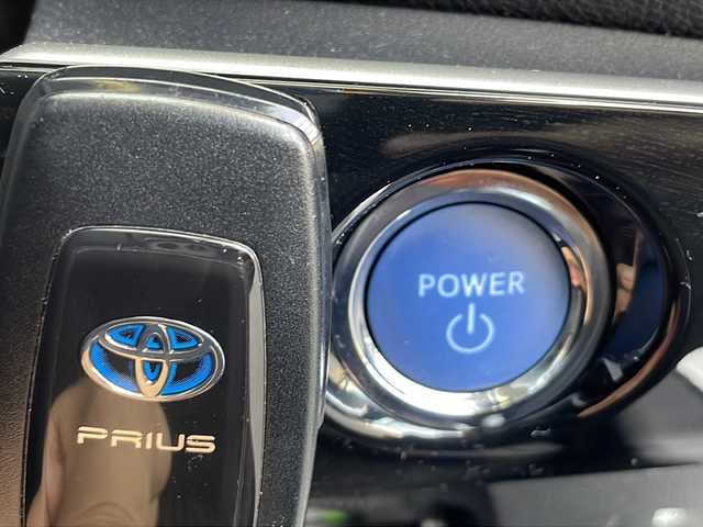 トヨタ プリウス A 茨城県 2019(平31)年 3.3万km シルバーM Toyota Safety Sense/純正SDナビ/Bluetooth接続/プリクラッシュセーフティ/ステアリング制御機能付レーンディパーチャーアラート/レーダークルーズコントロール/オートマチックハイビーム/インテリジェントパーキングアシスト/ビルトインETC/横滑り防止装置/ブラインドスポットモニター/LEDオートヘッドライト/フロントフォグライト/純正フロアマット/電格ミラー/スマートキー/コーナーセンサー/取扱説明書/保証書/記録簿