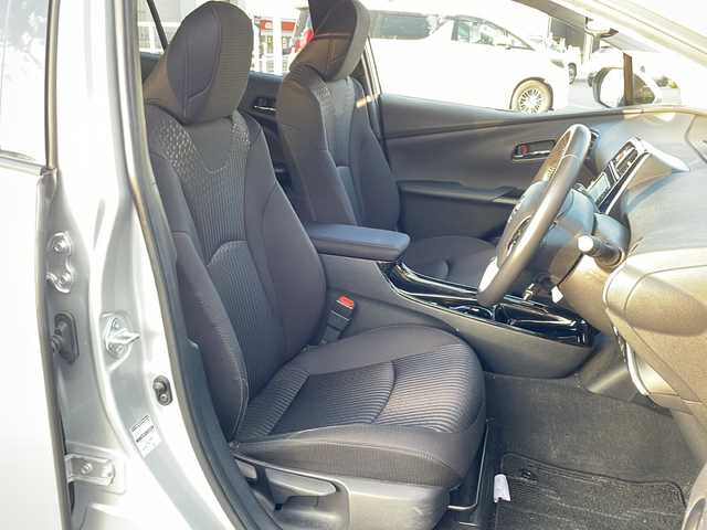 トヨタ プリウス A 茨城県 2019(平31)年 3.3万km シルバーM Toyota Safety Sense/純正SDナビ/Bluetooth接続/プリクラッシュセーフティ/ステアリング制御機能付レーンディパーチャーアラート/レーダークルーズコントロール/オートマチックハイビーム/インテリジェントパーキングアシスト/ビルトインETC/横滑り防止装置/ブラインドスポットモニター/LEDオートヘッドライト/フロントフォグライト/純正フロアマット/電格ミラー/スマートキー/コーナーセンサー/取扱説明書/保証書/記録簿