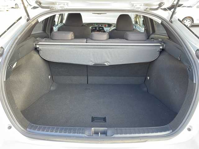 トヨタ プリウス A 茨城県 2019(平31)年 3.3万km シルバーM Toyota Safety Sense/純正SDナビ/Bluetooth接続/プリクラッシュセーフティ/ステアリング制御機能付レーンディパーチャーアラート/レーダークルーズコントロール/オートマチックハイビーム/インテリジェントパーキングアシスト/ビルトインETC/横滑り防止装置/ブラインドスポットモニター/LEDオートヘッドライト/フロントフォグライト/純正フロアマット/電格ミラー/スマートキー/コーナーセンサー/取扱説明書/保証書/記録簿