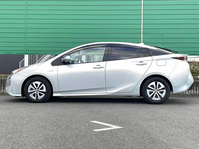 トヨタ プリウス A 茨城県 2019(平31)年 3.3万km シルバーM Toyota Safety Sense/純正SDナビ/Bluetooth接続/プリクラッシュセーフティ/ステアリング制御機能付レーンディパーチャーアラート/レーダークルーズコントロール/オートマチックハイビーム/インテリジェントパーキングアシスト/ビルトインETC/横滑り防止装置/ブラインドスポットモニター/LEDオートヘッドライト/フロントフォグライト/純正フロアマット/電格ミラー/スマートキー/コーナーセンサー/取扱説明書/保証書/記録簿