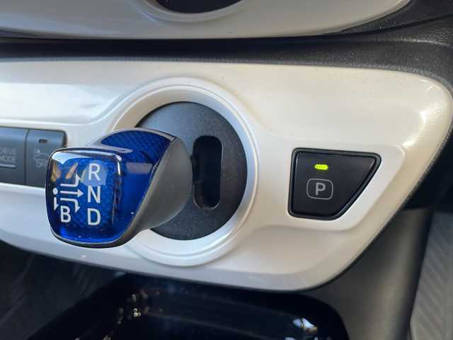 トヨタ プリウス A 茨城県 2019(平31)年 3.3万km シルバーM Toyota Safety Sense/純正SDナビ/Bluetooth接続/プリクラッシュセーフティ/ステアリング制御機能付レーンディパーチャーアラート/レーダークルーズコントロール/オートマチックハイビーム/インテリジェントパーキングアシスト/ビルトインETC/横滑り防止装置/ブラインドスポットモニター/LEDオートヘッドライト/フロントフォグライト/純正フロアマット/電格ミラー/スマートキー/コーナーセンサー/取扱説明書/保証書/記録簿