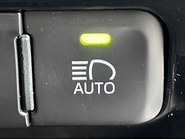 トヨタ プリウス A 茨城県 2019(平31)年 3.3万km シルバーM Toyota Safety Sense/純正SDナビ/Bluetooth接続/プリクラッシュセーフティ/ステアリング制御機能付レーンディパーチャーアラート/レーダークルーズコントロール/オートマチックハイビーム/インテリジェントパーキングアシスト/ビルトインETC/横滑り防止装置/ブラインドスポットモニター/LEDオートヘッドライト/フロントフォグライト/純正フロアマット/電格ミラー/スマートキー/コーナーセンサー/取扱説明書/保証書/記録簿