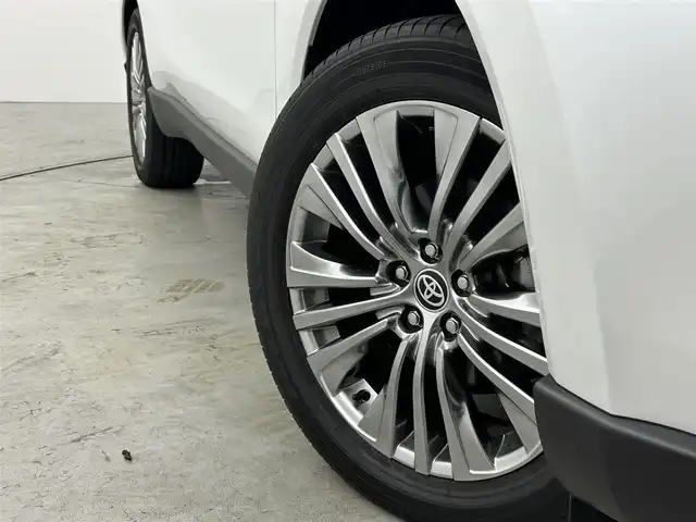トヨタ ハリアー ハイブリッド Z レザーパッケージ 福岡県 2023(令5)年 1.6万km プラチナホワイトパールマイカ 調光パノラマルーフ　/純正１２．３型ＤＡナビ／フルセグTV　/全方位カメラ　/ＪＢＬプレミアムサウンド　/デジタルルームミラー　/ビルトインETC２．０　/前後ドライブレコーダー　/トヨタセーフティセンス　/レーダークルーズコントロール　/コーナーセンサー　/衝突軽減ブレーキ　/レーンキープ　/ブラインドスポットモニター　/アクセル踏み間違い防止　/ＭＴモード付ＡＴ　/ＨＵＤ　/シートメモリー付きパワーシート　/シートヒーター／ベンチレーション　/ステアリングヒーター　/ＬＥＤヘッドライト