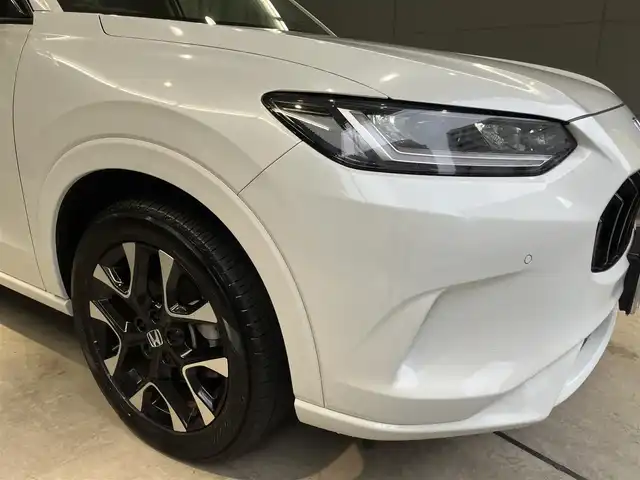 ホンダ ＺＲ－Ｖ ハイブリッド e:HEV Z 東京都 2022(令4)年 2.1万km プラチナホワイトパール ホンダセンシング/・衝突軽減ブレーキ/・ブラインドスポットモニター/・追従式クルーズコントロール/・先行車発進お知らせ機能/・誤発進抑制機能/・後方誤発進抑制機能/・渋滞追従機能付きアダクティブクルーズコントロール/BOSEサウンド/純正ナビ/（ラジオ/BT/USB/フルセグ）/全方位カメラ/ビルトインETC2.0/LEDヘッドライト/D/N席パワーシート/運転席シートメモリー/パドルシフト/オートブレーキホールド/置くだけ充電/スペアキー/保証書あり/取扱説明書あり（車両・ナビ）