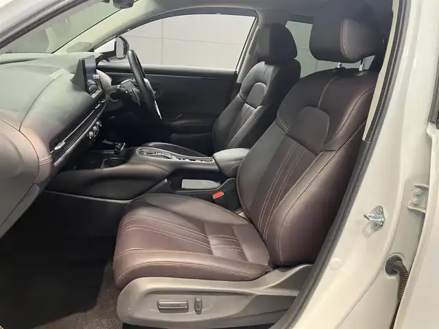 ホンダ ＺＲ－Ｖ ハイブリッド e:HEV Z 東京都 2022(令4)年 2.1万km プラチナホワイトパール ホンダセンシング/・衝突軽減ブレーキ/・ブラインドスポットモニター/・追従式クルーズコントロール/・先行車発進お知らせ機能/・誤発進抑制機能/・後方誤発進抑制機能/・渋滞追従機能付きアダクティブクルーズコントロール/BOSEサウンド/純正ナビ/（ラジオ/BT/USB/フルセグ）/全方位カメラ/ビルトインETC2.0/LEDヘッドライト/D/N席パワーシート/運転席シートメモリー/パドルシフト/オートブレーキホールド/置くだけ充電/スペアキー/保証書あり/取扱説明書あり（車両・ナビ）