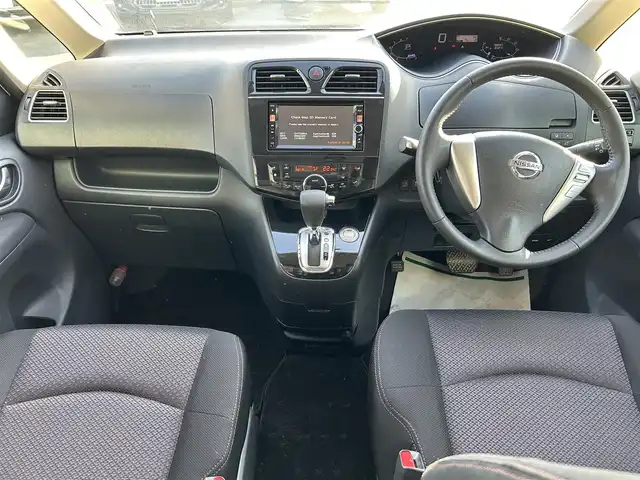 日産 セレナ 福岡県 2013(平25)年 7.9万km ブリリアントホワイトパール 純正ナビ/・フルセグTV/・FM/AM/・DISC/・Bluetooth/純正後席モニター/ETC/クルーズコントロール/プッシュスタート/スマートキー/ドアバイザー/純正フロアマット