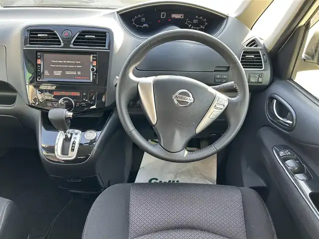 日産 セレナ 福岡県 2013(平25)年 7.9万km ブリリアントホワイトパール 純正ナビ/・フルセグTV/・FM/AM/・DISC/・Bluetooth/純正後席モニター/ETC/クルーズコントロール/プッシュスタート/スマートキー/ドアバイザー/純正フロアマット