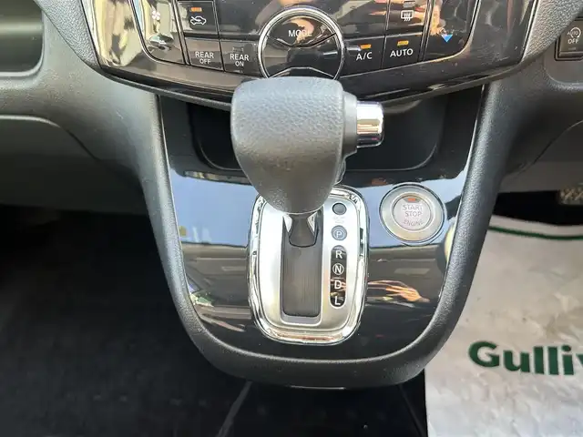 日産 セレナ 福岡県 2013(平25)年 7.9万km ブリリアントホワイトパール 純正ナビ/・フルセグTV/・FM/AM/・DISC/・Bluetooth/純正後席モニター/ETC/クルーズコントロール/プッシュスタート/スマートキー/ドアバイザー/純正フロアマット