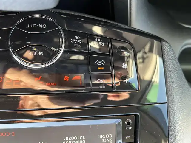 日産 セレナ 福岡県 2013(平25)年 7.9万km ブリリアントホワイトパール 純正ナビ/・フルセグTV/・FM/AM/・DISC/・Bluetooth/純正後席モニター/ETC/クルーズコントロール/プッシュスタート/スマートキー/ドアバイザー/純正フロアマット