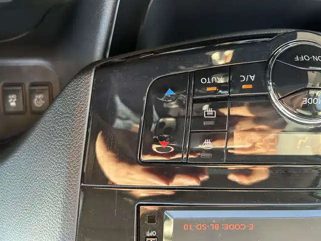 日産 セレナ 福岡県 2013(平25)年 7.9万km ブリリアントホワイトパール 純正ナビ/・フルセグTV/・FM/AM/・DISC/・Bluetooth/純正後席モニター/ETC/クルーズコントロール/プッシュスタート/スマートキー/ドアバイザー/純正フロアマット