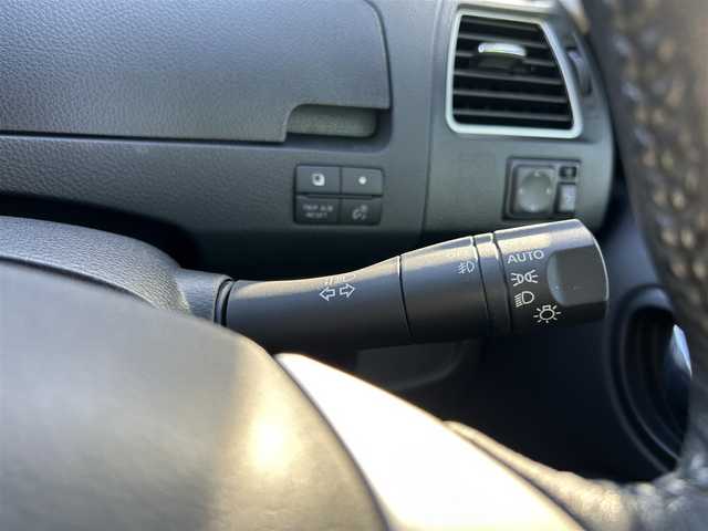 日産 セレナ 福岡県 2013(平25)年 7.9万km ブリリアントホワイトパール 純正ナビ/・フルセグTV/・FM/AM/・DISC/・Bluetooth/純正後席モニター/ETC/クルーズコントロール/プッシュスタート/スマートキー/ドアバイザー/純正フロアマット