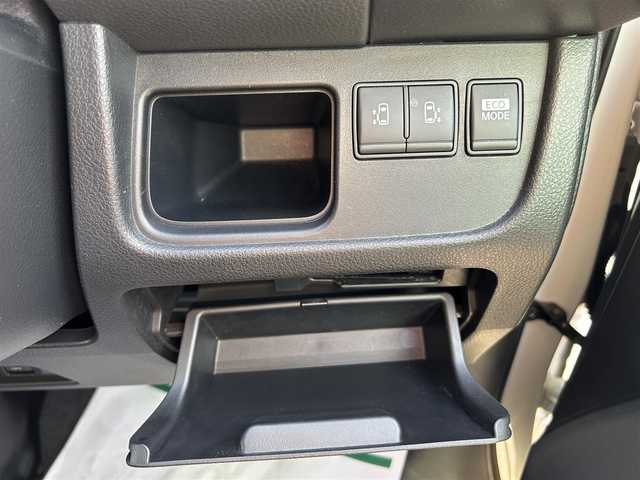 日産 セレナ 福岡県 2013(平25)年 7.9万km ブリリアントホワイトパール 純正ナビ/・フルセグTV/・FM/AM/・DISC/・Bluetooth/純正後席モニター/ETC/クルーズコントロール/プッシュスタート/スマートキー/ドアバイザー/純正フロアマット