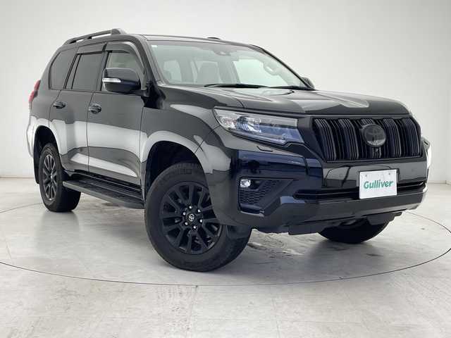 トヨタ ランドクルーザー プラド TX Lパッケージ マットブラED 千葉県 2023(令5)年 2.7万km ブラック Tコネクトナビ/　Bluetooth/Apple car play/Android Auto/サンルーフ/ルーフレール/トヨタセーフティセンス/レーダークルーズコントロール/レーンキープアシスト/衝突軽減ブレーキ/クリアランスソナー/アラウンドビューモニター/ブラインドスポットモニター/先行車発進警報/ロードサインアシスト/オートハイビーム/レザーシート/シートヒーター/エアーシート/パワーシート（前席）/7人乗り/前後ドラレコ/ビルトインETC2.0/LEDライト/フォグランプ/木目調ステアリング/フロアマット/ドアバイザー