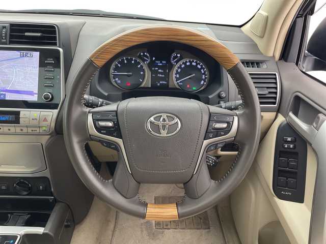 トヨタ ランドクルーザー プラド TX Lパッケージ マットブラED 千葉県 2023(令5)年 2.7万km ブラック Tコネクトナビ/　Bluetooth/Apple car play/Android Auto/サンルーフ/ルーフレール/トヨタセーフティセンス/レーダークルーズコントロール/レーンキープアシスト/衝突軽減ブレーキ/クリアランスソナー/アラウンドビューモニター/ブラインドスポットモニター/先行車発進警報/ロードサインアシスト/オートハイビーム/レザーシート/シートヒーター/エアーシート/パワーシート（前席）/7人乗り/前後ドラレコ/ビルトインETC2.0/LEDライト/フォグランプ/木目調ステアリング/フロアマット/ドアバイザー