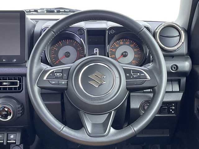 スズキ ジムニー シエラ JC 新潟県 2023(令5)年 0.8万km シフォンアイボリーメタリックブラック2トーンルーフ 社外ディスプレイオーディオ/衝突軽減ブレーキ/車線逸脱警報/ETC/ドライブレコーダー/クルーズコントロール/シートヒーター/オートライト/オートハイビーム/LEDヘッドライト/ステアリングスイッチ/ミラーヒーター/電動格納ミラー/ウィンカーミラー/プッシュスタート/社外ラバーマット/横滑り防止機能/ダウンヒルアシスト/アイドリングストップ