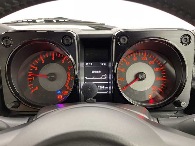 スズキ ジムニー シエラ JC 新潟県 2023(令5)年 0.8万km シフォンアイボリーメタリックブラック2トーンルーフ 社外ディスプレイオーディオ/衝突軽減ブレーキ/車線逸脱警報/ETC/ドライブレコーダー/クルーズコントロール/シートヒーター/オートライト/オートハイビーム/LEDヘッドライト/ステアリングスイッチ/ミラーヒーター/電動格納ミラー/ウィンカーミラー/プッシュスタート/社外ラバーマット/横滑り防止機能/ダウンヒルアシスト/アイドリングストップ