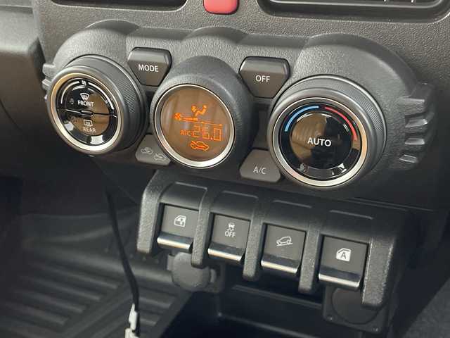 スズキ ジムニー シエラ JC 新潟県 2023(令5)年 0.8万km シフォンアイボリーメタリックブラック2トーンルーフ 社外ディスプレイオーディオ/衝突軽減ブレーキ/車線逸脱警報/ETC/ドライブレコーダー/クルーズコントロール/シートヒーター/オートライト/オートハイビーム/LEDヘッドライト/ステアリングスイッチ/ミラーヒーター/電動格納ミラー/ウィンカーミラー/プッシュスタート/社外ラバーマット/横滑り防止機能/ダウンヒルアシスト/アイドリングストップ