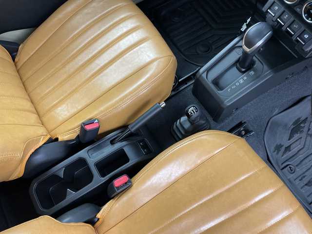 スズキ ジムニー シエラ JC 新潟県 2023(令5)年 0.8万km シフォンアイボリーメタリックブラック2トーンルーフ 社外ディスプレイオーディオ/衝突軽減ブレーキ/車線逸脱警報/ETC/ドライブレコーダー/クルーズコントロール/シートヒーター/オートライト/オートハイビーム/LEDヘッドライト/ステアリングスイッチ/ミラーヒーター/電動格納ミラー/ウィンカーミラー/プッシュスタート/社外ラバーマット/横滑り防止機能/ダウンヒルアシスト/アイドリングストップ