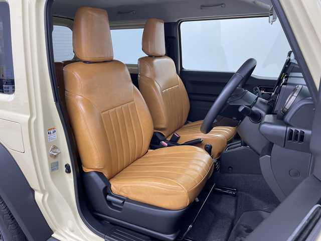 スズキ ジムニー シエラ JC 新潟県 2023(令5)年 0.8万km シフォンアイボリーメタリックブラック2トーンルーフ 社外ディスプレイオーディオ/衝突軽減ブレーキ/車線逸脱警報/ETC/ドライブレコーダー/クルーズコントロール/シートヒーター/オートライト/オートハイビーム/LEDヘッドライト/ステアリングスイッチ/ミラーヒーター/電動格納ミラー/ウィンカーミラー/プッシュスタート/社外ラバーマット/横滑り防止機能/ダウンヒルアシスト/アイドリングストップ