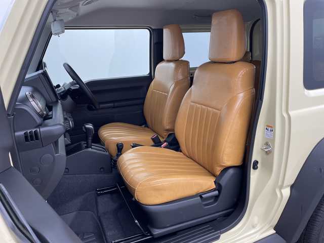 スズキ ジムニー シエラ JC 新潟県 2023(令5)年 0.8万km シフォンアイボリーメタリックブラック2トーンルーフ 社外ディスプレイオーディオ/衝突軽減ブレーキ/車線逸脱警報/ETC/ドライブレコーダー/クルーズコントロール/シートヒーター/オートライト/オートハイビーム/LEDヘッドライト/ステアリングスイッチ/ミラーヒーター/電動格納ミラー/ウィンカーミラー/プッシュスタート/社外ラバーマット/横滑り防止機能/ダウンヒルアシスト/アイドリングストップ