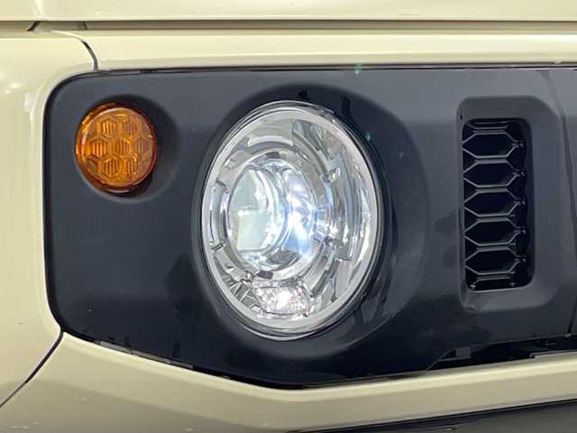 スズキ ジムニー シエラ JC 新潟県 2023(令5)年 0.8万km シフォンアイボリーメタリックブラック2トーンルーフ 社外ディスプレイオーディオ/衝突軽減ブレーキ/車線逸脱警報/ETC/ドライブレコーダー/クルーズコントロール/シートヒーター/オートライト/オートハイビーム/LEDヘッドライト/ステアリングスイッチ/ミラーヒーター/電動格納ミラー/ウィンカーミラー/プッシュスタート/社外ラバーマット/横滑り防止機能/ダウンヒルアシスト/アイドリングストップ