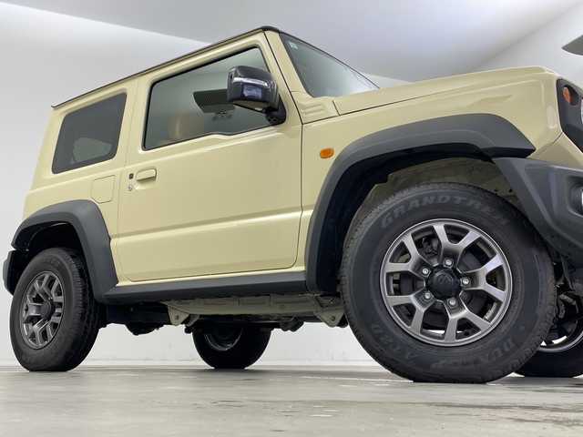 スズキ ジムニー シエラ JC 新潟県 2023(令5)年 0.8万km シフォンアイボリーメタリックブラック2トーンルーフ 社外ディスプレイオーディオ/衝突軽減ブレーキ/車線逸脱警報/ETC/ドライブレコーダー/クルーズコントロール/シートヒーター/オートライト/オートハイビーム/LEDヘッドライト/ステアリングスイッチ/ミラーヒーター/電動格納ミラー/ウィンカーミラー/プッシュスタート/社外ラバーマット/横滑り防止機能/ダウンヒルアシスト/アイドリングストップ