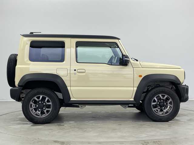 スズキ ジムニー シエラ JC 新潟県 2023(令5)年 0.8万km シフォンアイボリーメタリックブラック2トーンルーフ 社外ディスプレイオーディオ/衝突軽減ブレーキ/車線逸脱警報/ETC/ドライブレコーダー/クルーズコントロール/シートヒーター/オートライト/オートハイビーム/LEDヘッドライト/ステアリングスイッチ/ミラーヒーター/電動格納ミラー/ウィンカーミラー/プッシュスタート/社外ラバーマット/横滑り防止機能/ダウンヒルアシスト/アイドリングストップ