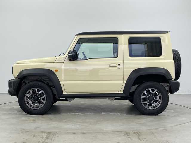 スズキ ジムニー シエラ JC 新潟県 2023(令5)年 0.8万km シフォンアイボリーメタリックブラック2トーンルーフ 社外ディスプレイオーディオ/衝突軽減ブレーキ/車線逸脱警報/ETC/ドライブレコーダー/クルーズコントロール/シートヒーター/オートライト/オートハイビーム/LEDヘッドライト/ステアリングスイッチ/ミラーヒーター/電動格納ミラー/ウィンカーミラー/プッシュスタート/社外ラバーマット/横滑り防止機能/ダウンヒルアシスト/アイドリングストップ