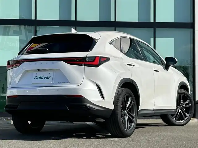 レクサス ＮＸ 350h バージョンL 和歌山県 2022(令4)年 4.4万km ソニッククォーツ パノラマルーフ/三眼ヘッドライト/純正ナビ/フルセグTV/デジタルインナーミラー/パノラミックビューモニター/プリクラッシュセーフティー/レーダークルーズコントロール/ブラインドスポットモニター/ヘッドアップディスプレイ/パワーシート/シートヒーター/シートエアベンチレーション/パワーバックドア/純正アルミホイール/純正フロアマット/オートライト/オートマチックハイビーム