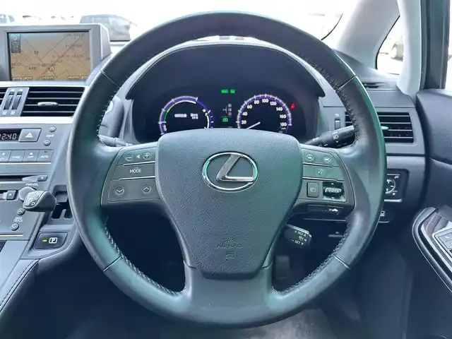 レクサス ＨＳ 250h バージョンS 宮城県 2010(平22)年 7.4万km パール セーフティセット/・前方ミリ波レーダー式プリクラッシュセーフティシステム/・レーダークルーズコントロール/ワイドビューフロントモニター/クリアランスソナー/＝＝＝/純正HDDナビ/・CD/DVD/・フルセグTV/・HDD音楽録音機能/バックカメラ/ETC/革巻きステアリング/ステアリングスイッチ/LEDヘッドライト/フォグランプ/オートライト/スマートキー＆プッシュスタート/電動格納ミラー/社外19インチAW/純正フロアマット/W/サイド/ニー/カーテンエアバッグ/取扱説明書/保証書