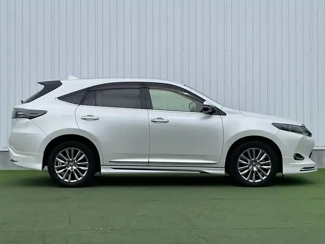 トヨタ ハリアー プレミアム 香川県 2014(平26)年 4.6万km ホワイトパールクリスタルシャイン 社外9インチメモリーナビ/→AM/FM/CD/DVD/Bluetooth/フルセグTV/バックカメラ/モデリスタフルエアロ/パノラマルーフ/ウッドコンビステアリング/レーダークルーズコントロール/パワーバックドア/パワーシート/衝突軽減ブレーキ/ドライブレコーダー/レーンキープアシスト/純正18インチアルミホイール/純正フロアマット/ステアリングスイッチ/オートハイビーム/LEDヘッドライト/プッシュスタート/スマートキー/ハーフレザーシート