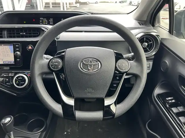 トヨタ アクア S スタイルブラック 静岡県 2018(平30)年 7万km ライムホワイトパールクリスタルシャイン トヨタセーフティセンス/純正SDナビ/・フルセグ/CD/DVD/Bluetooth/バックカメラ/ビルトインETC/ステアリングスイッチ/オートライト/スマートキー/・プッシュスタート/フォグランプ/ウインカーミラー/社外アルミホイール/ドアバイザー/電動格納ミラー