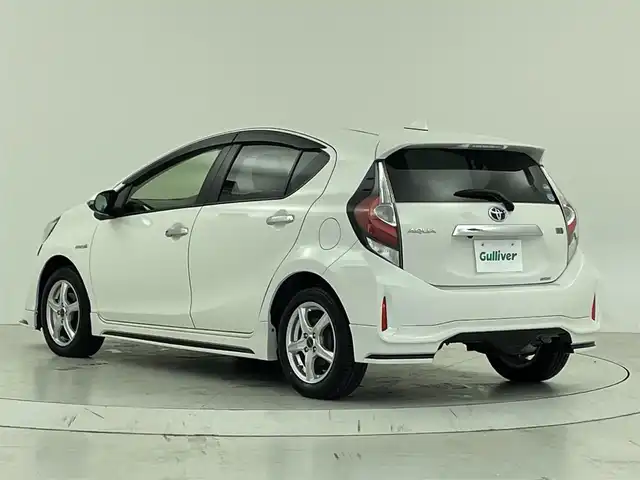 トヨタ アクア S スタイルブラック 大阪府 2018(平30)年 7万km ライムホワイトパールクリスタルシャイン トヨタセーフティセンス/純正SDナビ/　CD/DVD/BT/TV/バックカメラ/ETC/ステアリングスイッチ/オートライト/スマートキー/プッシュスタート/ドアバイザー/フォグランプ/ウインカーミラー/社外15インチアルミホイール/ドアバイザー/電動格納ミラー