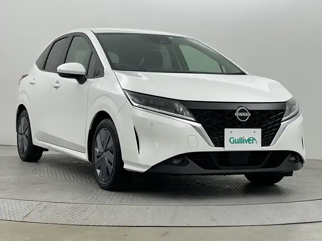 日産 ノート X FOUR 新潟県 2023(令5)年 1.5万km ピュアホワイトパール 4WD/ディスプレイオーディオ/　USB/Bluetooth/前席シートヒーター/ステアリングヒーター/LEDヘッドライト/オートライト/フォグランプ/革巻きステアリング/プッシュスタート/電動格納式ミラー/オートエアコン
