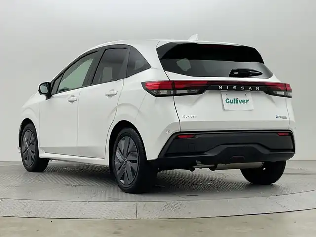 日産 ノート X FOUR 新潟県 2023(令5)年 1.5万km ピュアホワイトパール 4WD/ディスプレイオーディオ/　USB/Bluetooth/前席シートヒーター/ステアリングヒーター/LEDヘッドライト/オートライト/フォグランプ/革巻きステアリング/プッシュスタート/電動格納式ミラー/オートエアコン