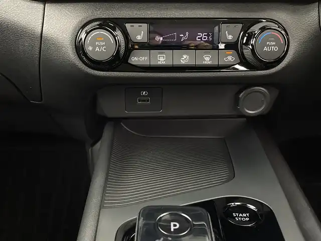 日産 ノート X FOUR 新潟県 2023(令5)年 1.5万km ピュアホワイトパール 4WD/ディスプレイオーディオ/　USB/Bluetooth/前席シートヒーター/ステアリングヒーター/LEDヘッドライト/オートライト/フォグランプ/革巻きステアリング/プッシュスタート/電動格納式ミラー/オートエアコン
