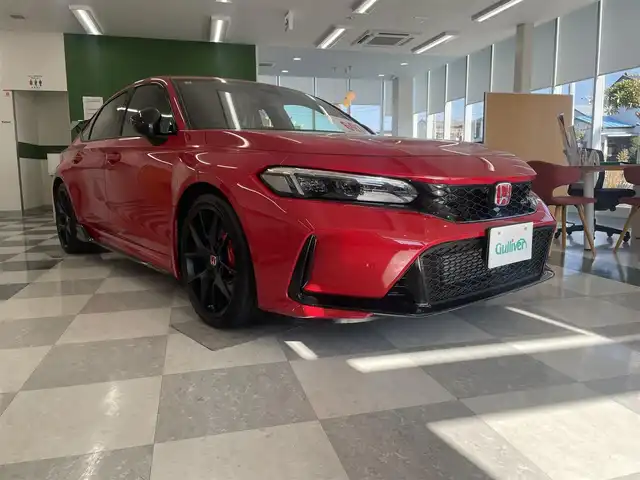 ホンダ シビック タイプR レーシングブラックPKG 神奈川県 2025(令7)年 0.1千km フレームレッド 走行距離10km/1オーナー/オプション/・プレミアムフロアマット/・ユーロホーン/・純前後車内カメラドライブレコーダー/・ハイドロコーティング/ワイヤレススマホ充電/ホンダシンシング/・衝突軽減ブレーキ/・踏み間違え衝突軽減ブレーキ/・路外逸脱抑制機能/・オートハイビーム/・パーキングセンサー/純正ディスプレイオーディオ/・ナビゲーション/・フルセグTV/・AppleCarPlay/AndroidAuto/・車内Wi-Fi/・バックカメラ/スマートキーX2/新車時手帳、取説