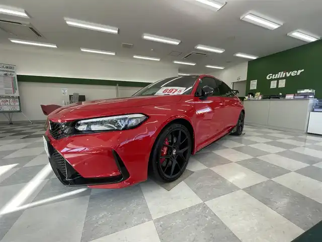 ホンダ シビック タイプR レーシングブラックPKG 神奈川県 2025(令7)年 0.1千km フレームレッド 走行距離10km/1オーナー/オプション/・プレミアムフロアマット/・ユーロホーン/・純前後車内カメラドライブレコーダー/・ハイドロコーティング/ワイヤレススマホ充電/ホンダシンシング/・衝突軽減ブレーキ/・踏み間違え衝突軽減ブレーキ/・路外逸脱抑制機能/・オートハイビーム/・パーキングセンサー/純正ディスプレイオーディオ/・ナビゲーション/・フルセグTV/・AppleCarPlay/AndroidAuto/・車内Wi-Fi/・バックカメラ/スマートキーX2/新車時手帳、取説