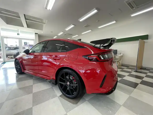 ホンダ シビック タイプR レーシングブラックPKG 神奈川県 2025(令7)年 0.1千km フレームレッド 走行距離10km/1オーナー/オプション/・プレミアムフロアマット/・ユーロホーン/・純前後車内カメラドライブレコーダー/・ハイドロコーティング/ワイヤレススマホ充電/ホンダシンシング/・衝突軽減ブレーキ/・踏み間違え衝突軽減ブレーキ/・路外逸脱抑制機能/・オートハイビーム/・パーキングセンサー/純正ディスプレイオーディオ/・ナビゲーション/・フルセグTV/・AppleCarPlay/AndroidAuto/・車内Wi-Fi/・バックカメラ/スマートキーX2/新車時手帳、取説