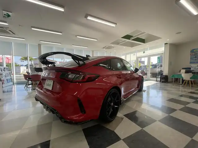 ホンダ シビック タイプR レーシングブラックPKG 神奈川県 2025(令7)年 0.1千km フレームレッド 走行距離10km/1オーナー/オプション/・プレミアムフロアマット/・ユーロホーン/・純前後車内カメラドライブレコーダー/・ハイドロコーティング/ワイヤレススマホ充電/ホンダシンシング/・衝突軽減ブレーキ/・踏み間違え衝突軽減ブレーキ/・路外逸脱抑制機能/・オートハイビーム/・パーキングセンサー/純正ディスプレイオーディオ/・ナビゲーション/・フルセグTV/・AppleCarPlay/AndroidAuto/・車内Wi-Fi/・バックカメラ/スマートキーX2/新車時手帳、取説