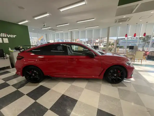 ホンダ シビック タイプR レーシングブラックPKG 神奈川県 2025(令7)年 0.1千km フレームレッド 走行距離10km/1オーナー/オプション/・プレミアムフロアマット/・ユーロホーン/・純前後車内カメラドライブレコーダー/・ハイドロコーティング/ワイヤレススマホ充電/ホンダシンシング/・衝突軽減ブレーキ/・踏み間違え衝突軽減ブレーキ/・路外逸脱抑制機能/・オートハイビーム/・パーキングセンサー/純正ディスプレイオーディオ/・ナビゲーション/・フルセグTV/・AppleCarPlay/AndroidAuto/・車内Wi-Fi/・バックカメラ/スマートキーX2/新車時手帳、取説