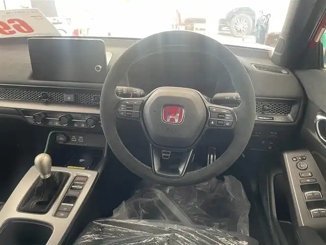 ホンダ シビック タイプR レーシングブラックPKG 神奈川県 2025(令7)年 0.1千km フレームレッド 走行距離10km/1オーナー/オプション/・プレミアムフロアマット/・ユーロホーン/・純前後車内カメラドライブレコーダー/・ハイドロコーティング/ワイヤレススマホ充電/ホンダシンシング/・衝突軽減ブレーキ/・踏み間違え衝突軽減ブレーキ/・路外逸脱抑制機能/・オートハイビーム/・パーキングセンサー/純正ディスプレイオーディオ/・ナビゲーション/・フルセグTV/・AppleCarPlay/AndroidAuto/・車内Wi-Fi/・バックカメラ/スマートキーX2/新車時手帳、取説