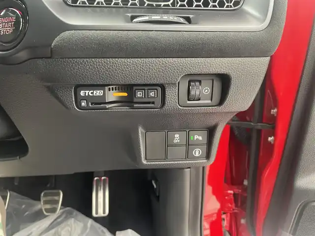 ホンダ シビック タイプR レーシングブラックPKG 神奈川県 2025(令7)年 0.1千km フレームレッド 走行距離10km/1オーナー/オプション/・プレミアムフロアマット/・ユーロホーン/・純前後車内カメラドライブレコーダー/・ハイドロコーティング/ワイヤレススマホ充電/ホンダシンシング/・衝突軽減ブレーキ/・踏み間違え衝突軽減ブレーキ/・路外逸脱抑制機能/・オートハイビーム/・パーキングセンサー/純正ディスプレイオーディオ/・ナビゲーション/・フルセグTV/・AppleCarPlay/AndroidAuto/・車内Wi-Fi/・バックカメラ/スマートキーX2/新車時手帳、取説